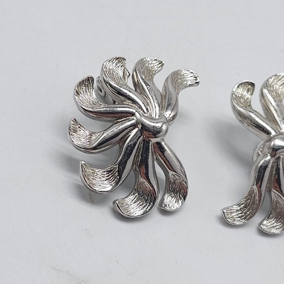 Vintage Monet Silver Tone Swirl Flower Floral Clip On Earrings - Picture 2 of 5